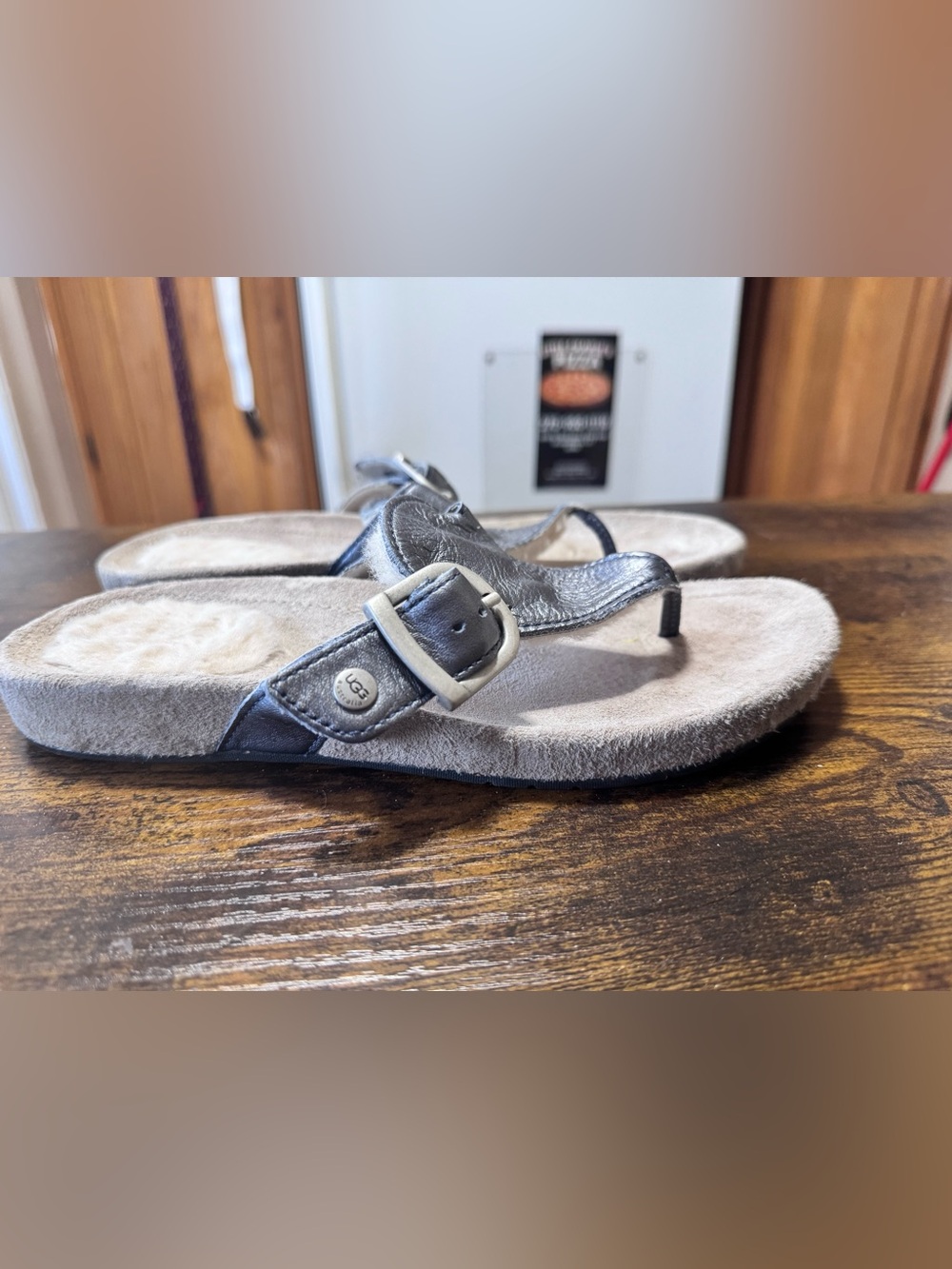 UGG Australia Metallic Gunmetal Leather & Sheepskin Thong Sandals Size 8 - Picture 3 of 11